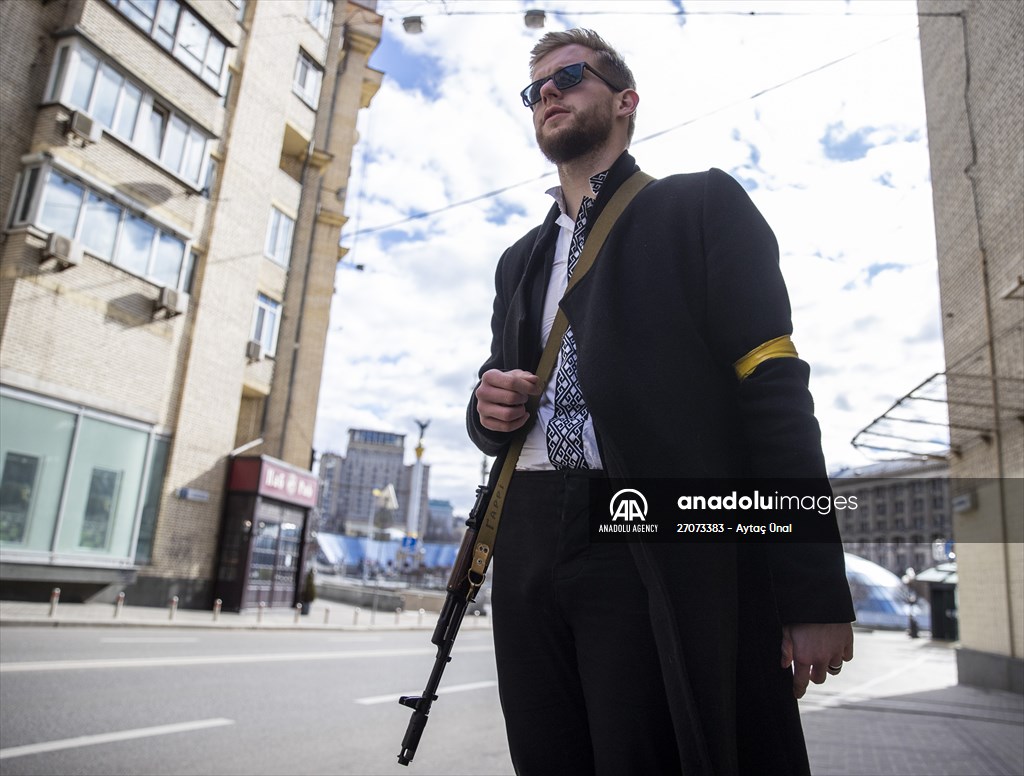 Sviatoslav Yurash: Ukrainian youngest parliament member at the streets with his weapon to defend Kyiv