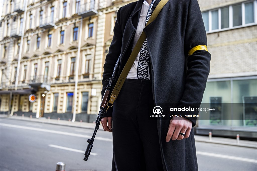 Sviatoslav Yurash: Ukrainian youngest parliament member at the streets with his weapon to defend Kyiv