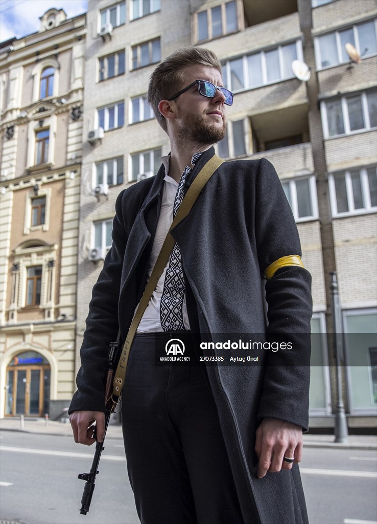 Sviatoslav Yurash: Ukrainian youngest parliament member at the streets with his weapon to defend Kyiv