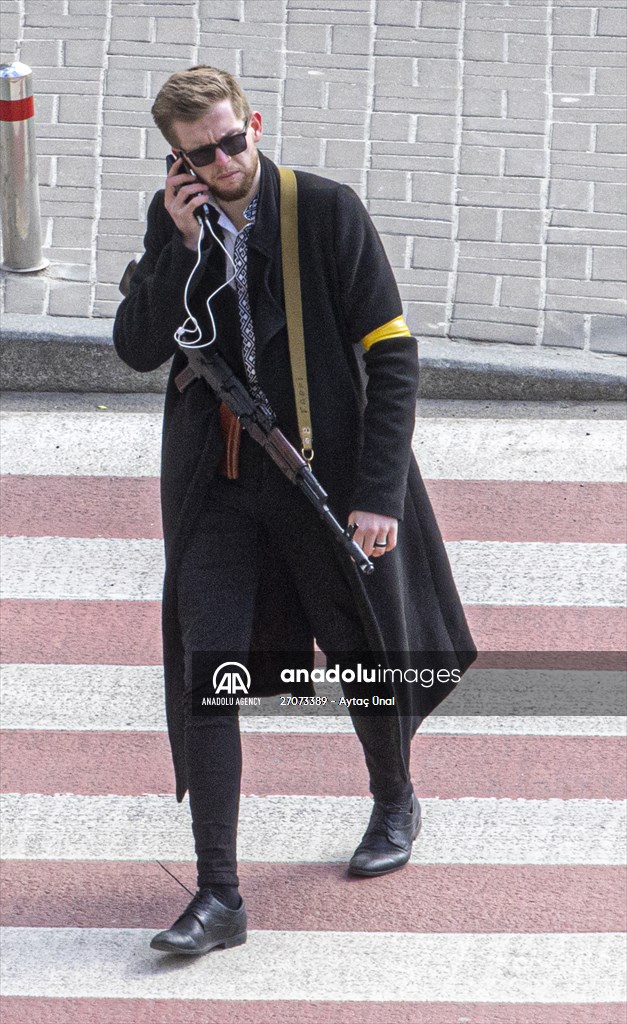 Sviatoslav Yurash: Ukrainian youngest parliament member at the streets with his weapon to defend Kyiv
