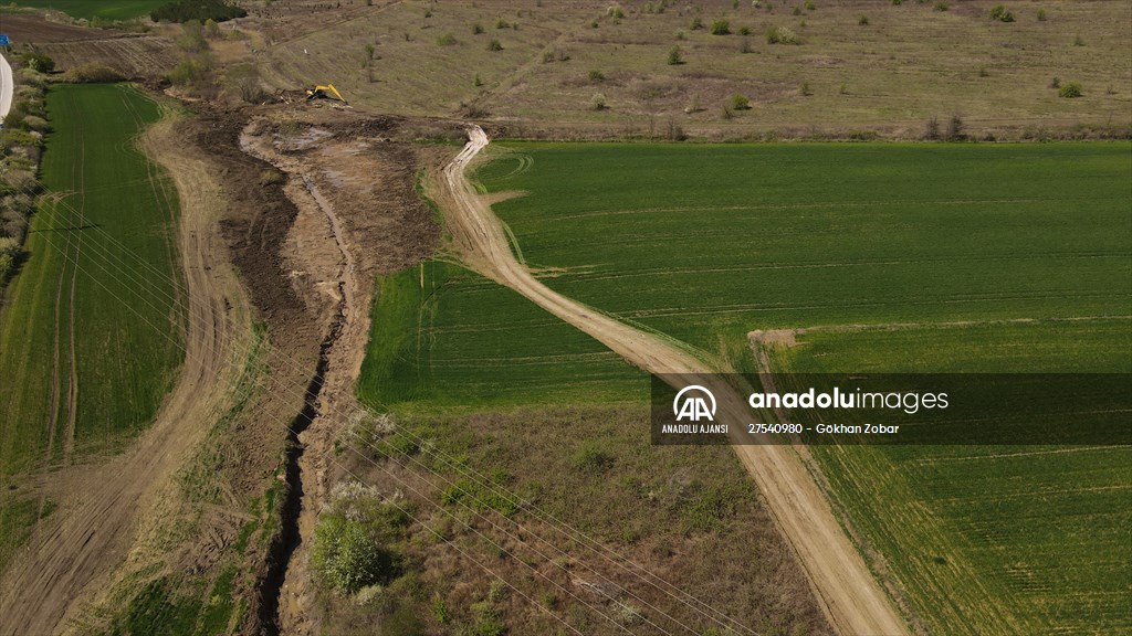 Edirne'de deposundan tarım arazilerine zift yayılan şirketin faaliyetleri durduruldu