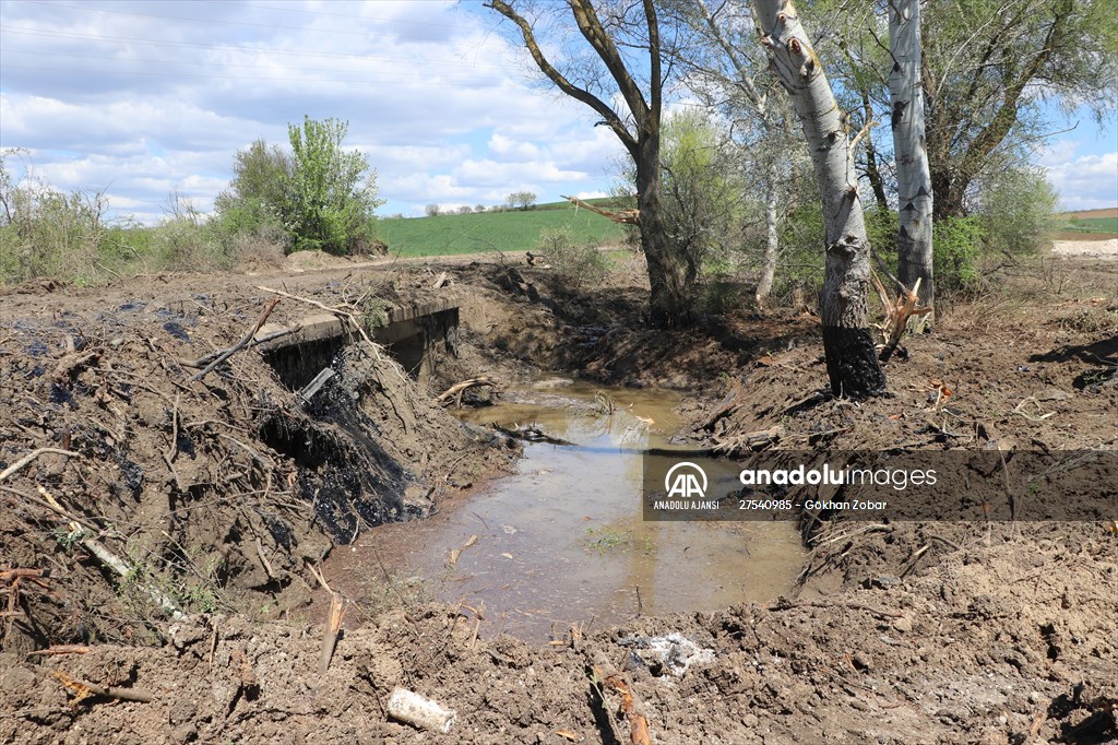 Edirne'de deposundan tarım arazilerine zift yayılan şirketin faaliyetleri durduruldu