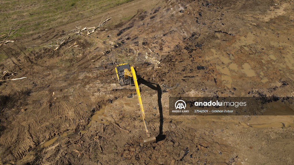 Edirne'de asfalt şantiyesinden tarlalara akan zifti temizleme çalışmaları devam ediyor