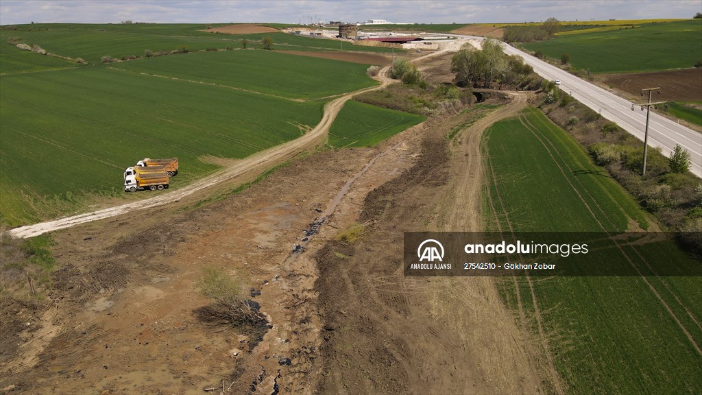 Edirne'de asfalt şantiyesinden tarlalara akan zifti temizleme çalışmaları devam ediyor