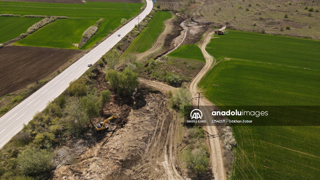 Edirne'de asfalt şantiyesinden tarlalara akan zifti temizleme çalışmaları devam ediyor