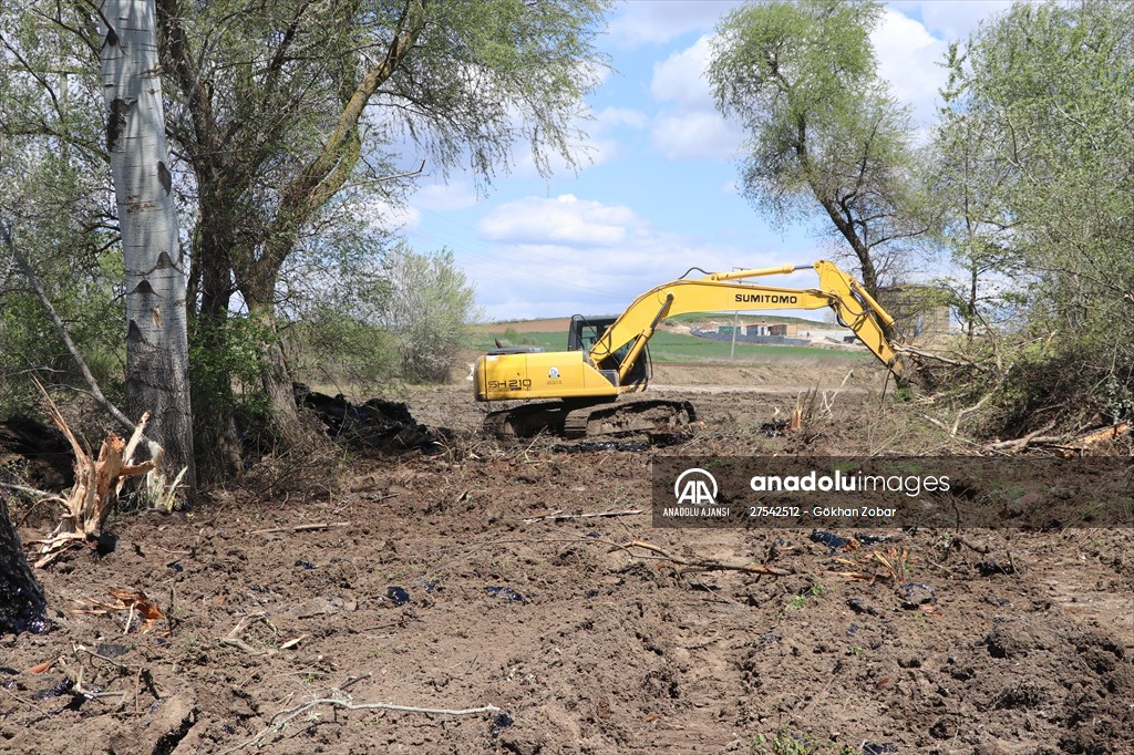 Edirne'de asfalt şantiyesinden tarlalara akan zifti temizleme çalışmaları devam ediyor