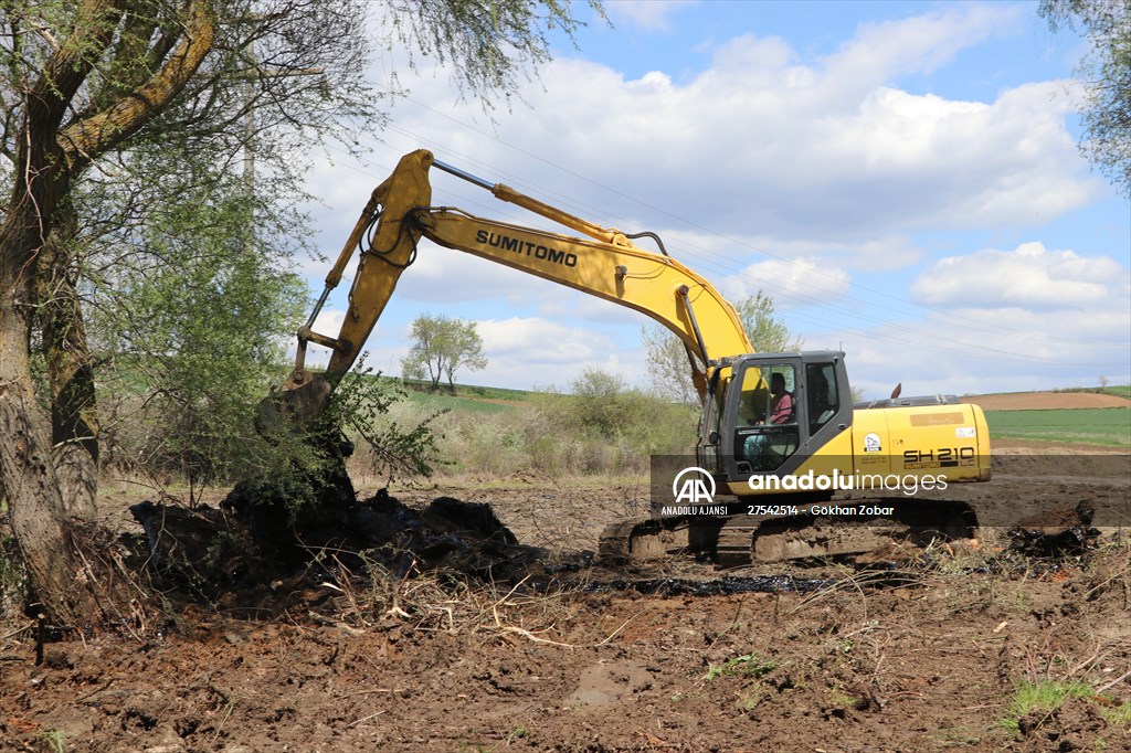 Edirne'de asfalt şantiyesinden tarlalara akan zifti temizleme çalışmaları devam ediyor