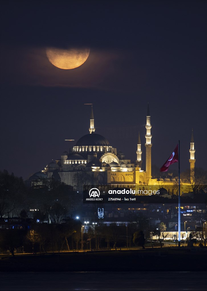 Full Moon in Istanbul