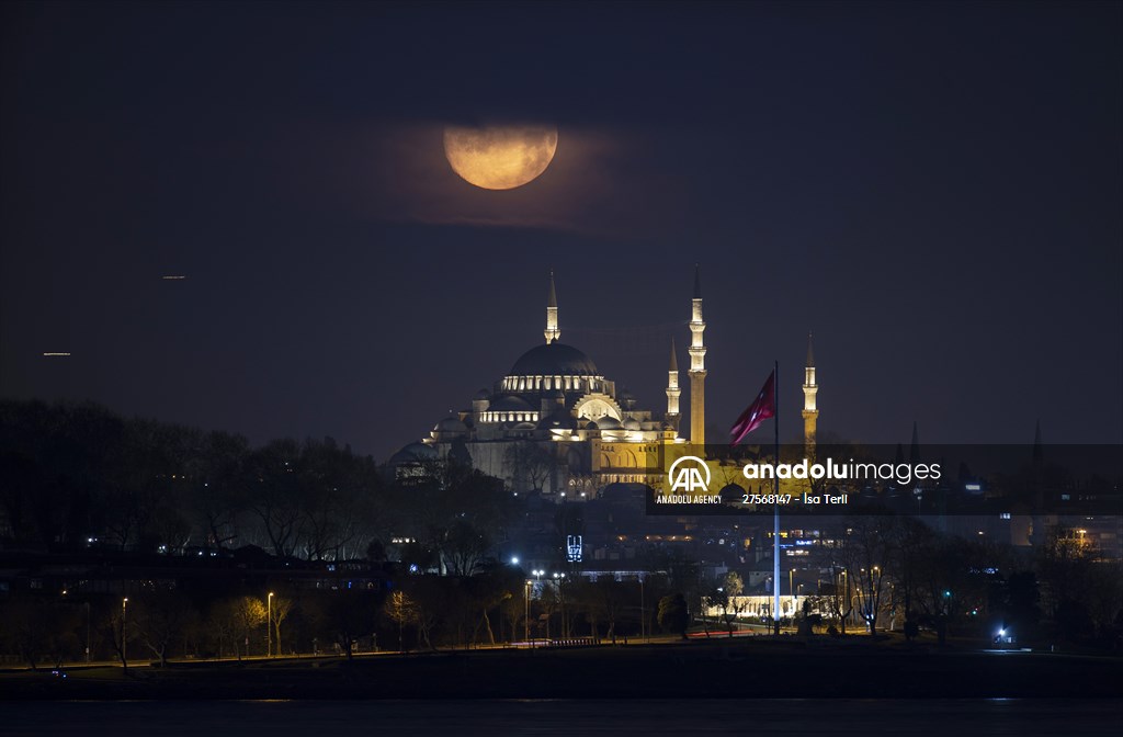 Full Moon in Istanbul