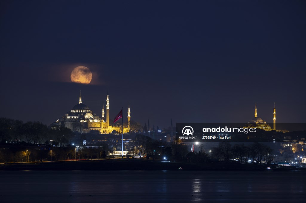 Full Moon in Istanbul