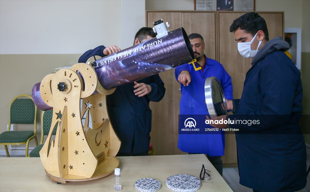 İzmir'de liseliler atık malzemelerden yararlanarak teleskop yaptı