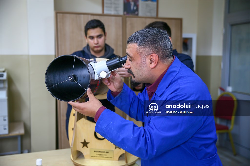 İzmir'de liseliler atık malzemelerden yararlanarak teleskop yaptı
