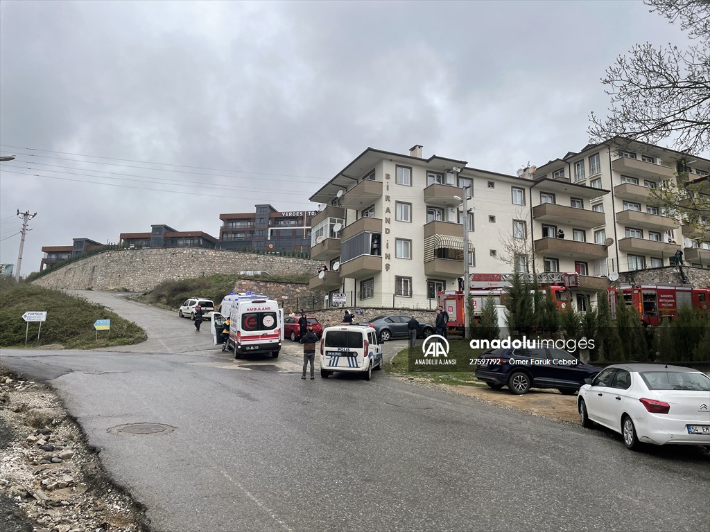 Sakarya'da ev yangınında 1'i bebek 4 kişi dumandan etkilendi