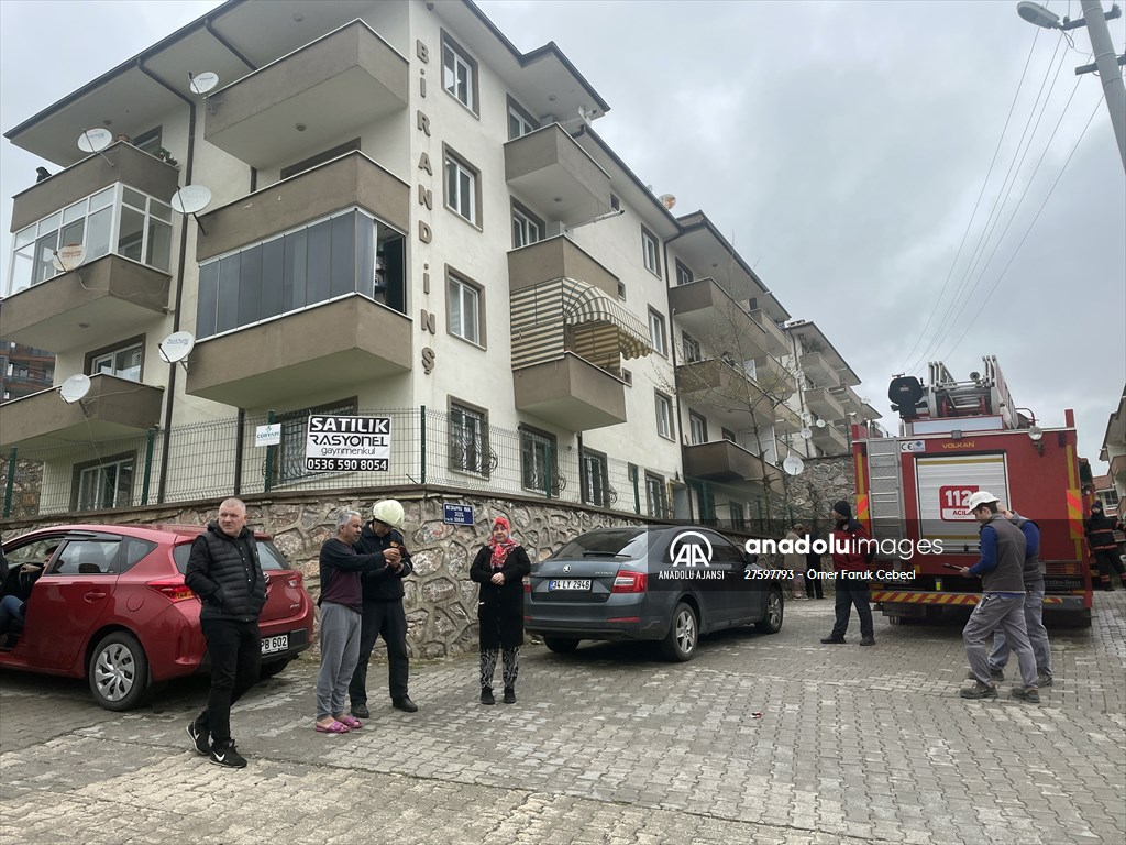 Sakarya'da ev yangınında 1'i bebek 4 kişi dumandan etkilendi