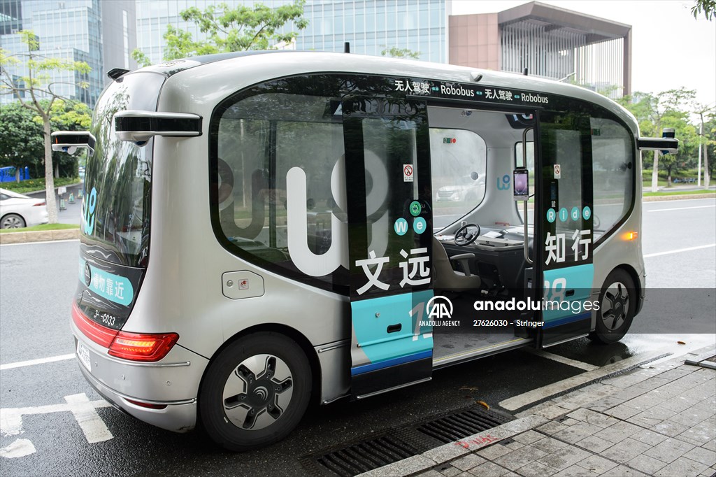 Self-driving bus goes into run in Guangzhou