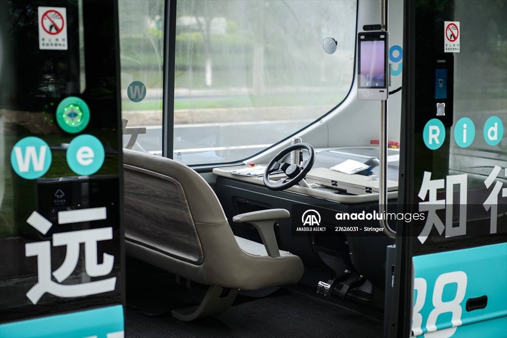 Self-driving bus goes into run in Guangzhou