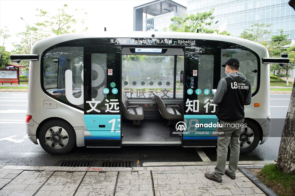 Self-driving bus goes into run in Guangzhou