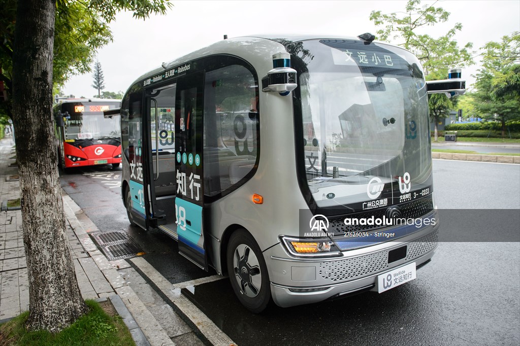 Self-driving bus goes into run in Guangzhou