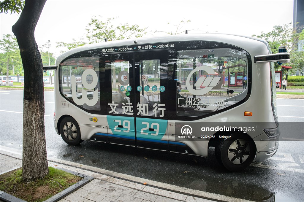 Self-driving bus goes into run in Guangzhou