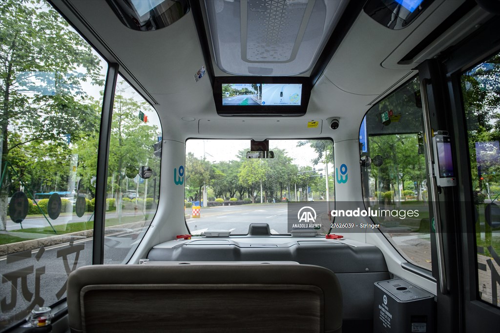 Self-driving bus goes into run in Guangzhou