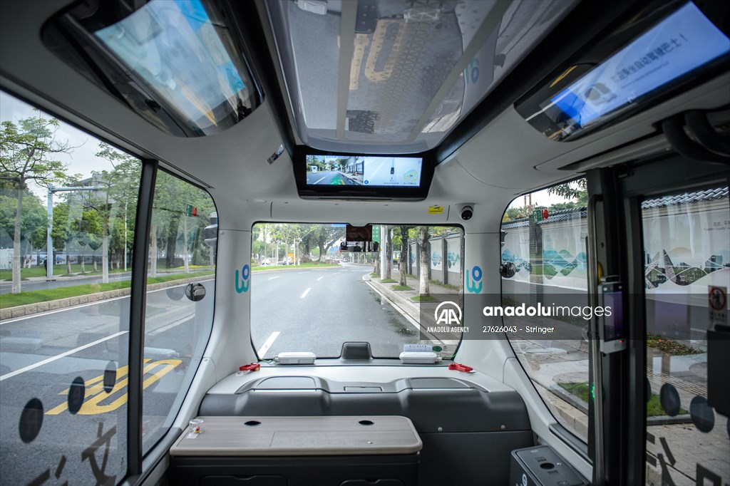 Self-driving bus goes into run in Guangzhou