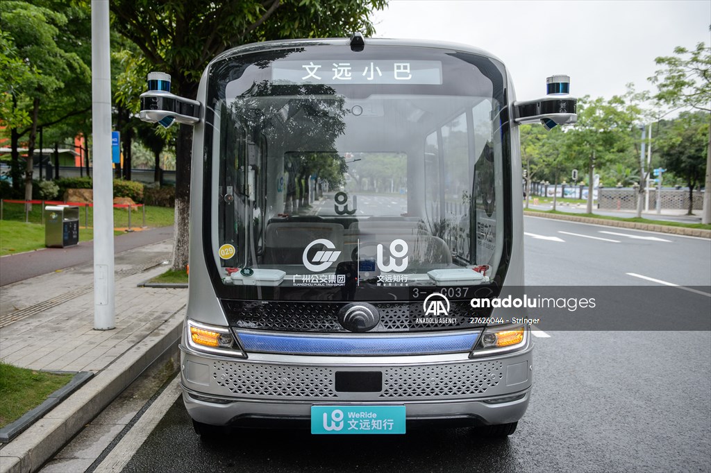 Self-driving bus goes into run in Guangzhou