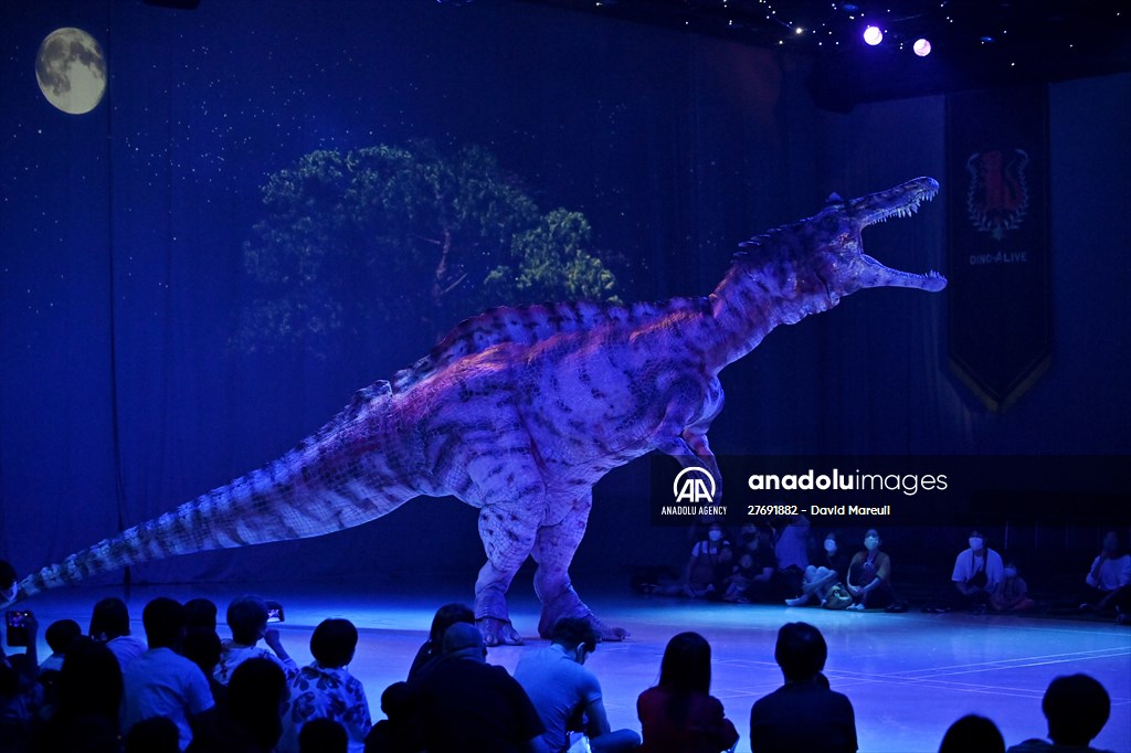 Dinosaur scenic representation life-size in Tokyo