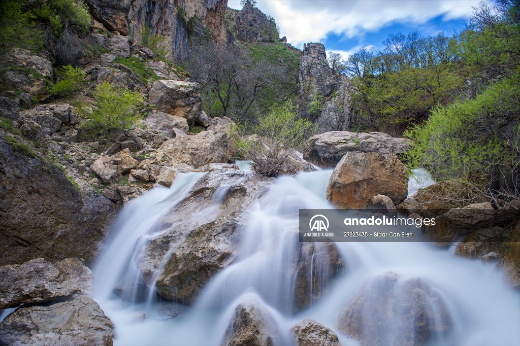 Tunceli'nin yaylalarında ilkbahar ve kış manzaraları bir arada