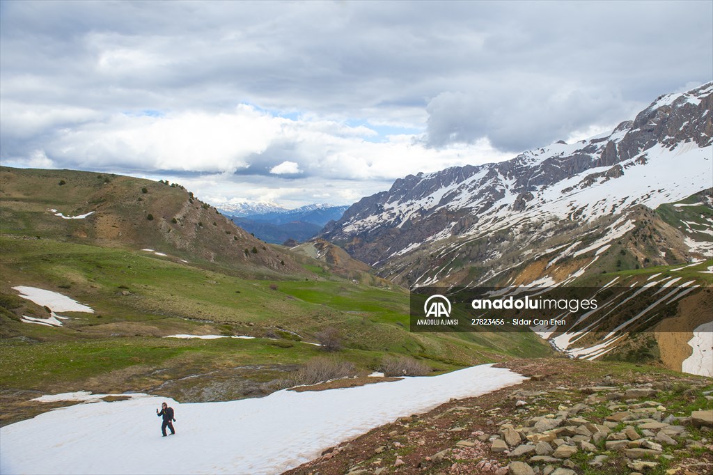 Tunceli'nin yaylalarında ilkbahar ve kış manzaraları bir arada