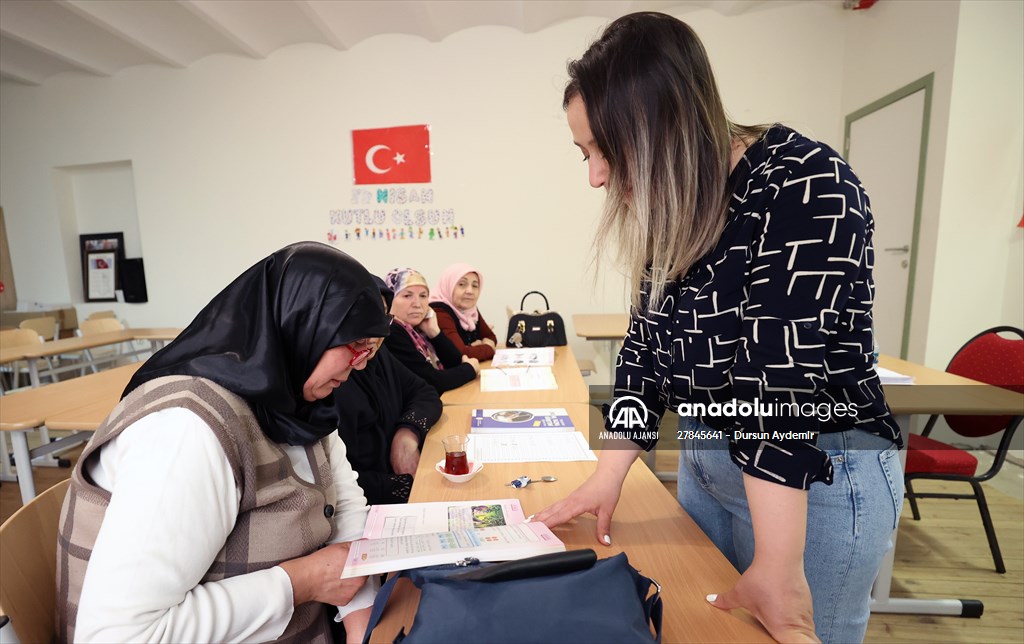 60 yaş ve üzeri gurbetçi kadınlar, Belçika'da okuma yazma öğreniyor