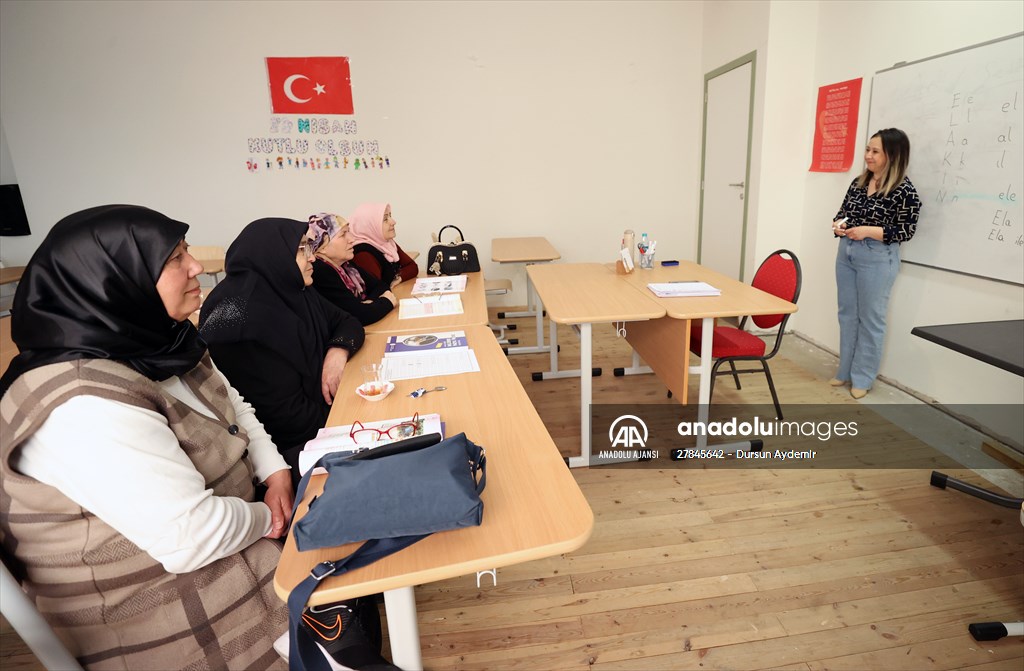 60 yaş ve üzeri gurbetçi kadınlar, Belçika'da okuma yazma öğreniyor