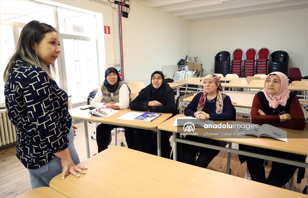 60 yaş ve üzeri gurbetçi kadınlar, Belçika'da okuma yazma öğreniyor