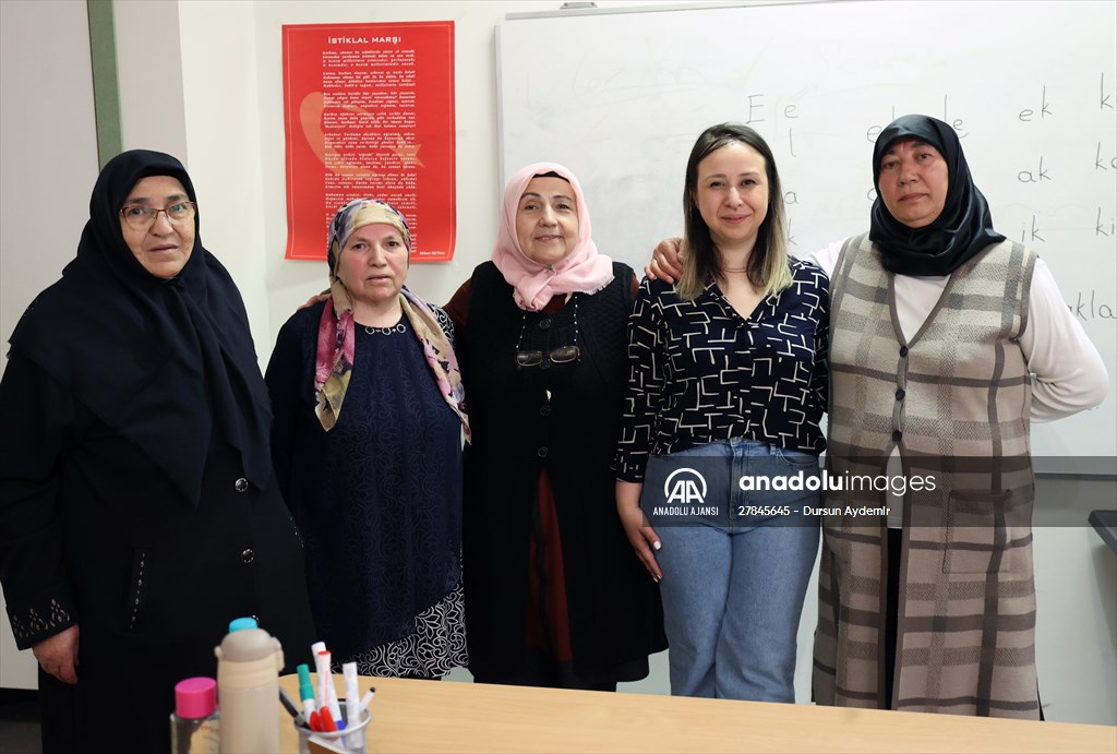 60 yaş ve üzeri gurbetçi kadınlar, Belçika'da okuma yazma öğreniyor