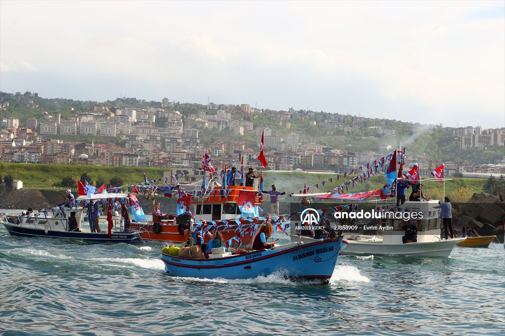 Trabzonspor fans celebrate title in Trabzon