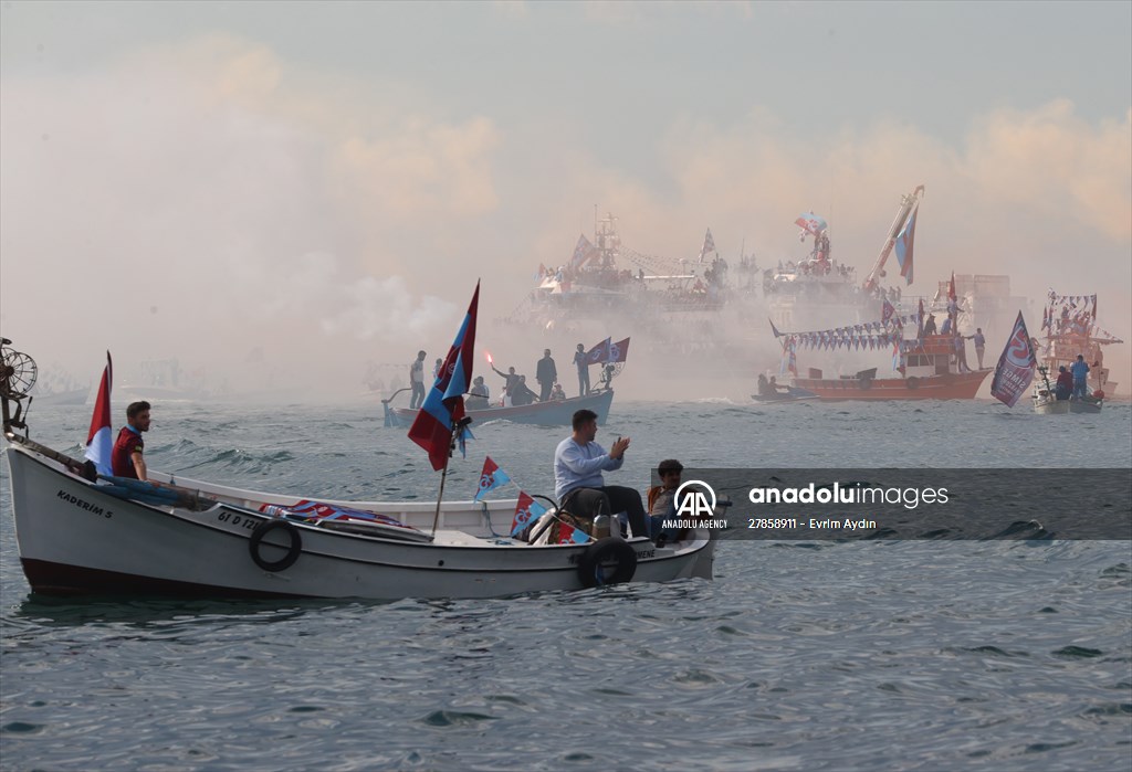 Trabzonspor fans celebrate title in Trabzon