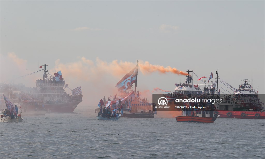 Trabzonspor fans celebrate title in Trabzon