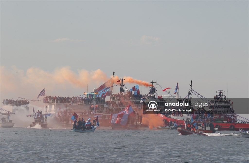 Trabzonspor fans celebrate title in Trabzon