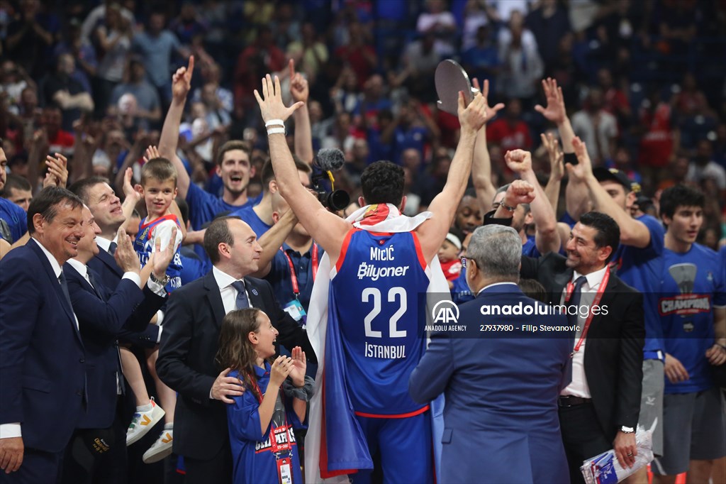 Anadolu Efes become 2021-22 EuroLeague champions by beating Real Madrid 58-57