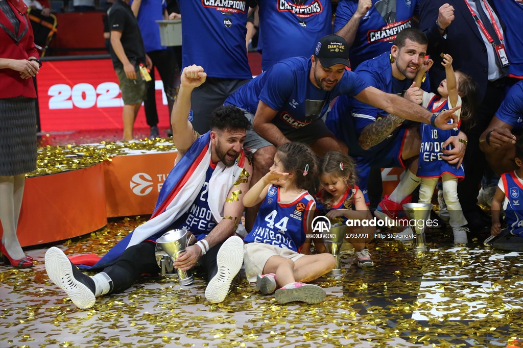 Anadolu Efes become 2021-22 EuroLeague champions by beating Real Madrid 58-57
