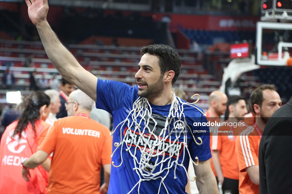 Anadolu Efes become 2021-22 EuroLeague champions by beating Real Madrid 58-57