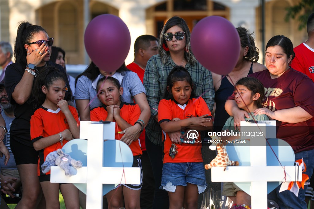 Mourners visit memorial for Texas school shooting victims