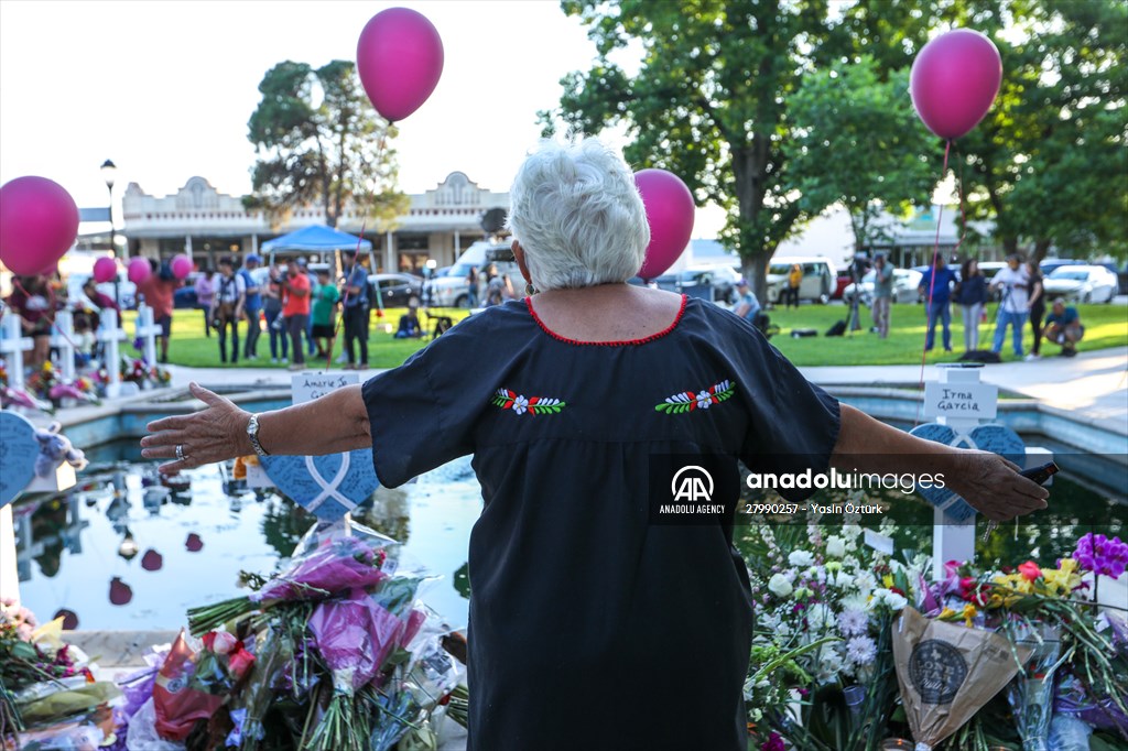 Mourners visit memorial for Texas school shooting victims