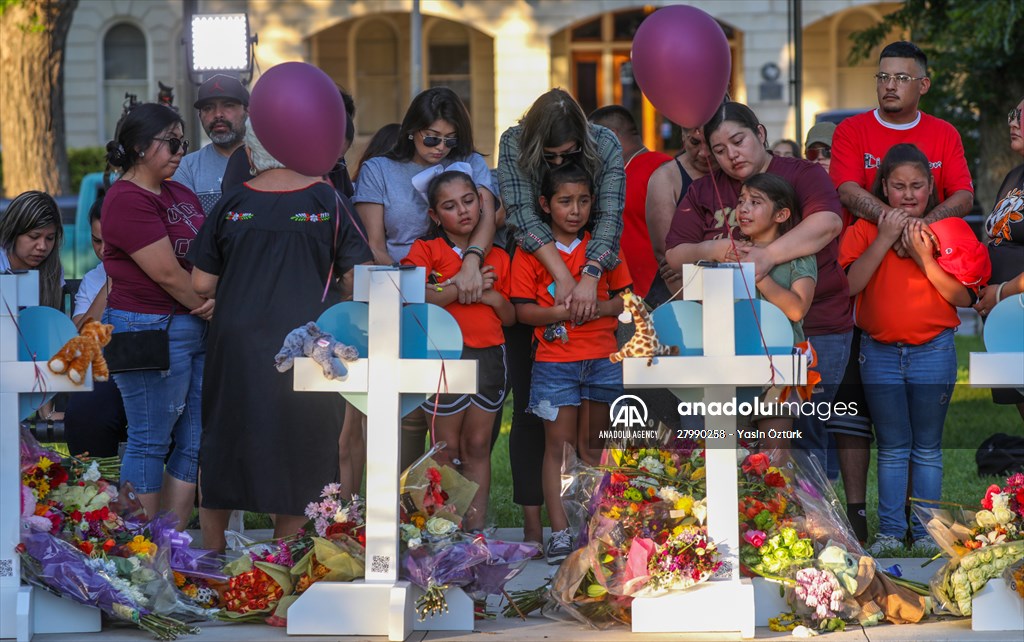 Mourners visit memorial for Texas school shooting victims