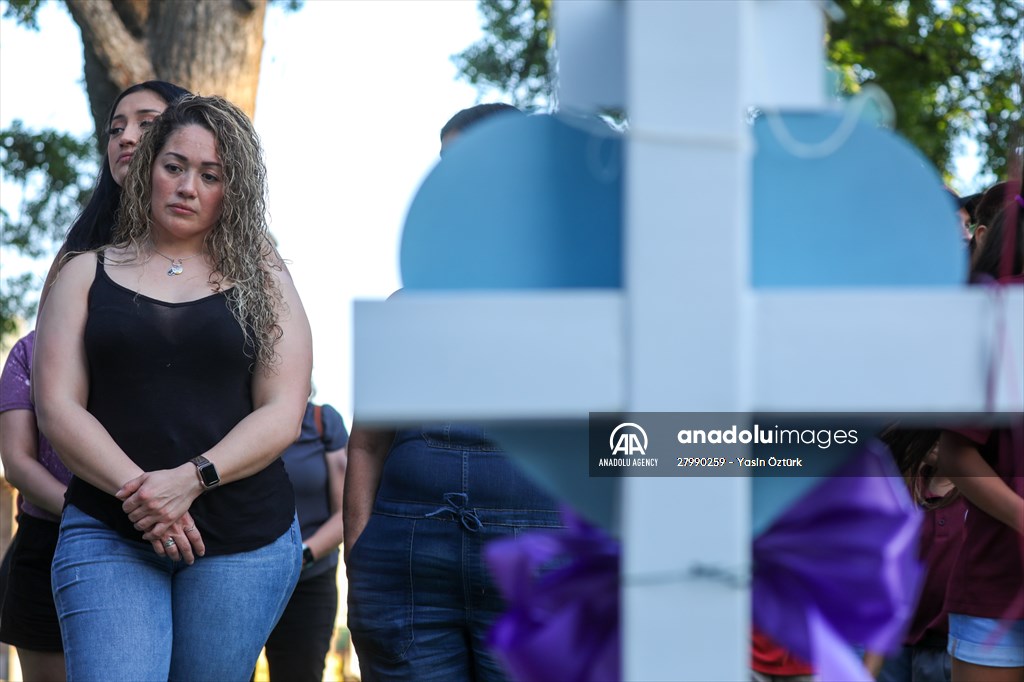 Mourners visit memorial for Texas school shooting victims