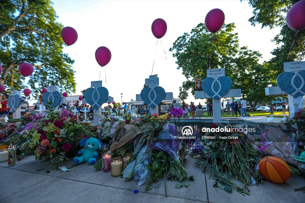 Mourners visit memorial for Texas school shooting victims