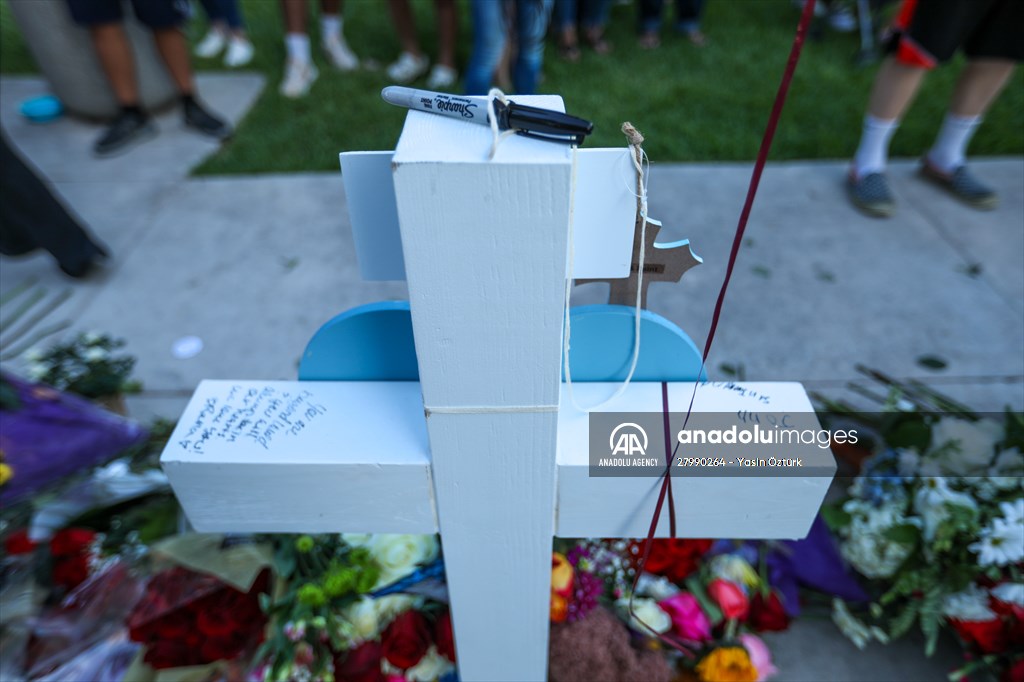 Mourners visit memorial for Texas school shooting victims