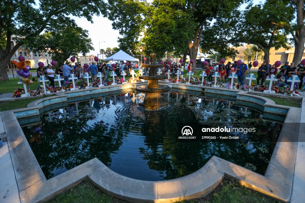 Mourners visit memorial for Texas school shooting victims