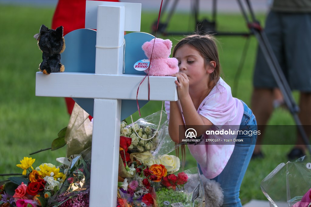 Mourners visit memorial for Texas school shooting victims