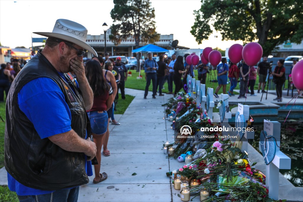 Mourners visit memorial for Texas school shooting victims