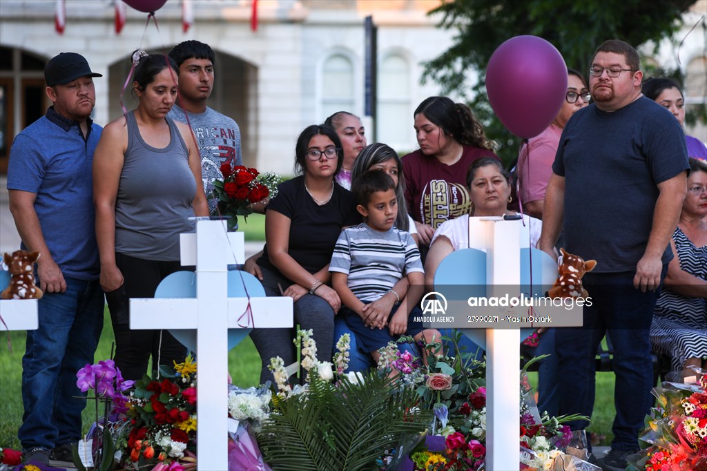 Mourners visit memorial for Texas school shooting victims